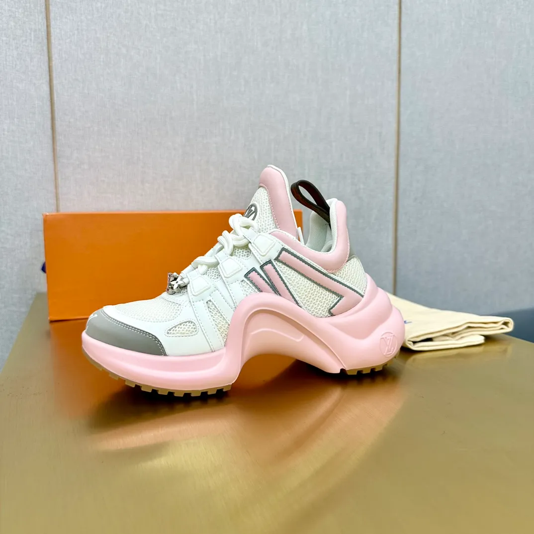 👟👟Ex-factory price 760👟👟LV donkey brand casual sports dad shoes. The bold and avant-garde design➕the distinctive wavy outsole is charming in the entire fashion circle. It is synonymous with new trends and trends. It is to be called the coolest casual sports shoe in history. Whoever wears it will become the most handsome person who turns heads. The height of the heel is about 5.5cm, and the heel is about 8mm.  🌸Imported fabrics🐂leather➕Imported🐐leather➕Imported T👟👟Ex-factory price U splicing 🌸Inner lining imported mesh fabric➕Cowhide lining Outsole vacuum foaming and T👟👟Ex-factory price U combination 🌸 Size women's size 35-41